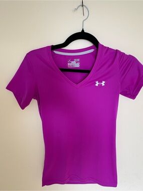 Under Armour Women's Semi Fitted Short Sleeve V-Neck Tee - Magenta Size XS